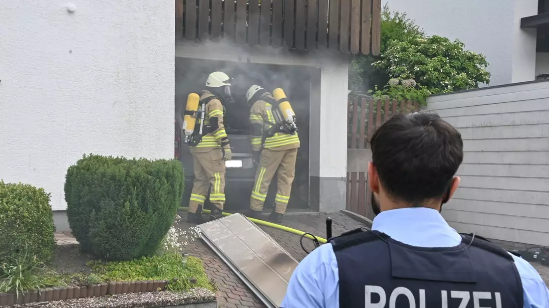 FF Olsberg: PKW brennt in Garage aus - Bild: presseportal.de