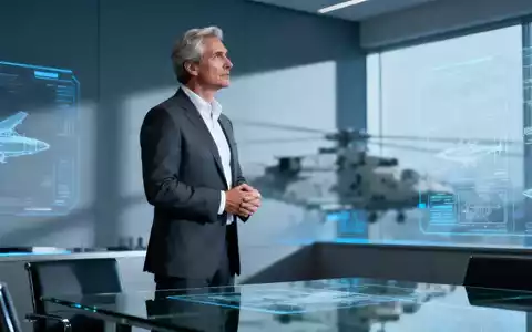 Ein seriöser, erfahrener Manager in einem modernen Sitzungssaal, nachdenklich blickend. Im Hintergrund angedeutete Technologie. - Foto: über boerse-global.de