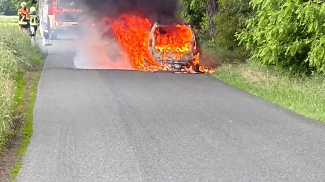FW-ROW: PKW steht in Vollbrand - Bild: presseportal.de