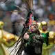 Tänzer während der Eröffnungsfeier. - Bild: Natacha Pisarenko/AP/dpa