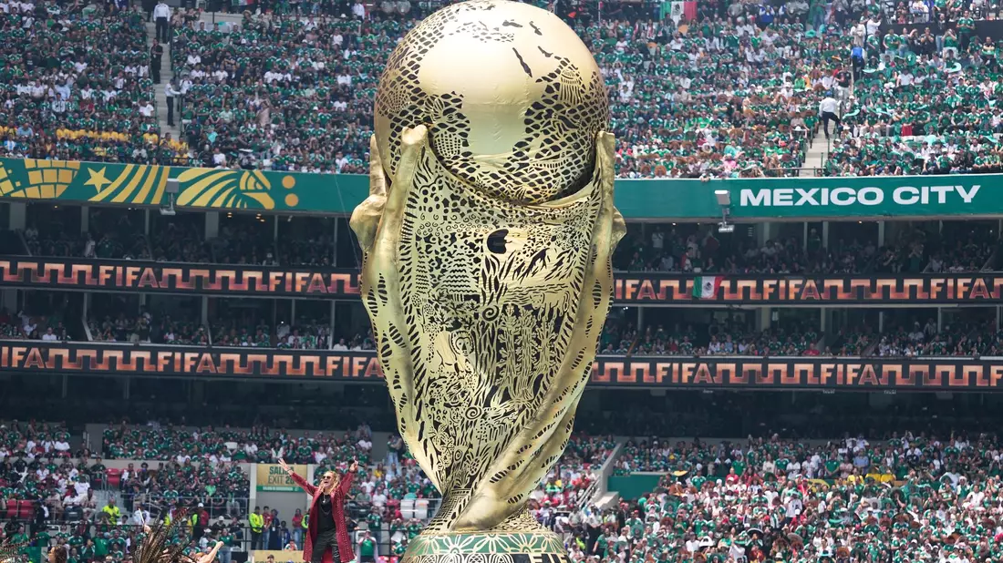 Ein überdimensionaler WM-Pokal wurde enthüllt. - Bild: Natacha Pisarenko/AP/dpa