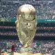 Ein überdimensionaler WM-Pokal wurde enthüllt. - Bild: Natacha Pisarenko/AP/dpa