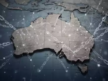 Eine stilisierte Darstellung der australischen Landkarte mit überlagerten, abstrakten Ketten, die moderne Sklaverei symbolisieren. - Foto: über boerse-global.de