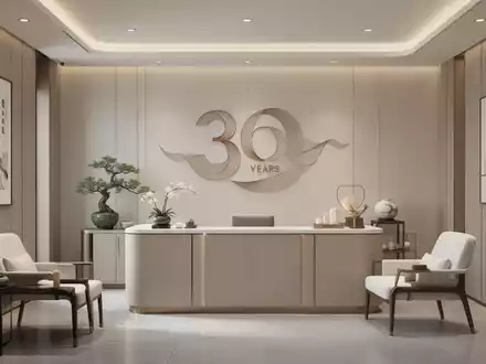 Eine moderne Klinikfassade mit dezenten Elementen der Traditionellen Chinesischen Medizin und einem abstrakten Symbol für 30 Jahre. - Foto: über boerse-global.de