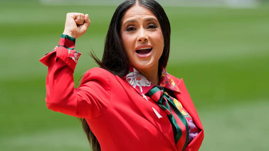 Schauspielerin Salma Hayek trat als WM-Botschafterin auf. - Bild: Natacha Pisarenko/AP/dpa