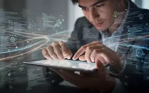 Hände interagieren mit einem Tablet, umgeben von verschwommenen digitalen Informationen, die kognitives Engagement und digitale Interaktion symbolisieren. - Foto: über boerse-global.de