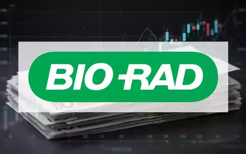 Nahaufnahme eines Stapels Euro-Banknoten mit einer subtilen, aufwärts gerichteten Börsenkurve im Hintergrund. - Foto: über boerse-global.de
