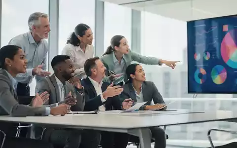 Eine Gruppe von Fachleuten in einem modernen Konferenzraum, die über Finanzdaten und Beschlüsse diskutieren. - Foto: über boerse-global.de