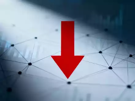 Ein roter Abwärtspfeil über einem abstrakten digitalen Hintergrund, der einen Rückgang des Wertes darstellt. - Foto: über boerse-global.de
