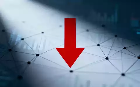 Ein roter Abwärtspfeil über einem abstrakten digitalen Hintergrund, der einen Rückgang des Wertes darstellt. - Foto: über boerse-global.de