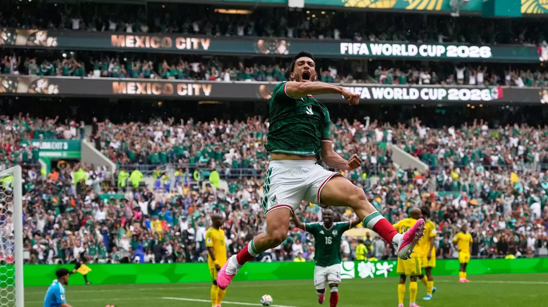 Raúl Jiménez nach seinem Tor zum 2:0. - Bild: Natacha Pisarenko/AP/dpa