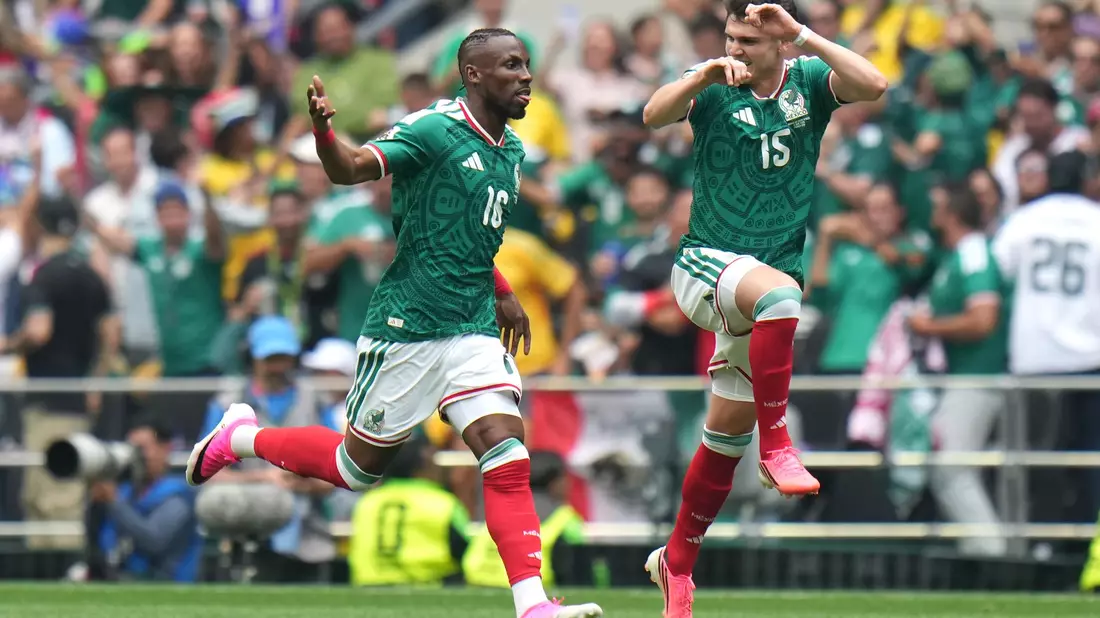 Julian Quinones (l) nach seinem Führungs-Tor. - Bild: Eduardo Verdugo/AP/dpa