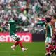 Rein in die Menge: Quinones jubelt mit seinen Teamkollegen. - Bild: Natacha Pisarenko/AP/dpa