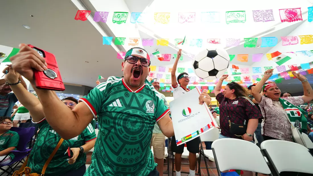Mexikanische Fans freuen sich über das erste Tor. - Bild: Julio Cortez/AP/dpa