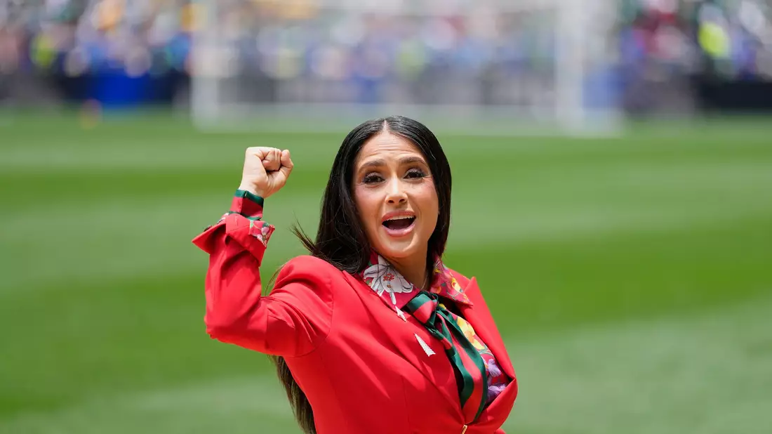Schauspielerin Salma Hayek als WM-Botschafterin. - Bild: Natacha Pisarenko/AP/dpa
