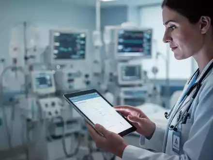 A healthcare professional using a digital tablet in a modern hospital, symbolizing administrative efficiency and digital transformation. - Foto: über boerse-global.de