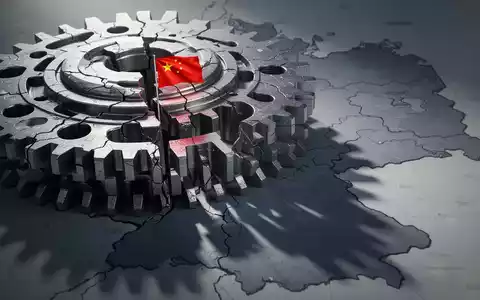 Ein großes, komplexes Industriezahnrad aus Seltenerdmetallen, das Risse aufweist, mit einer chinesischen Flagge, die einen Schatten auf eine Karte Deutschlands wirft. - Foto: über boerse-global.de