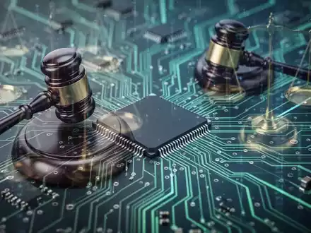 Abstrakte Darstellung von Mikrochips, gerichtlichen Hämmern und Waagen, die Technologie, Klagen und Regulierung symbolisieren. - Foto: über boerse-global.de