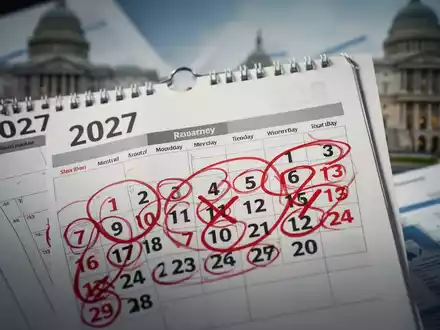 Ein Kalenderblatt mit den Jahren 2027 und 2028, das Kürzungen und Reformen symbolisiert, mit unscharfem Hintergrund. - Foto: über boerse-global.de
