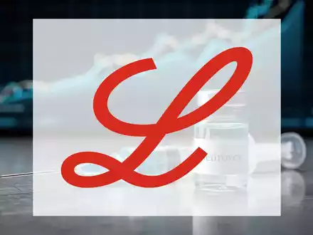 Eine medizinische Spritze und ein Fläschchen mit fiktivem Medikamentennamen, im Hintergrund eine Finanzgrafik mit Aufwärtstrend. - Foto: über boerse-global.de