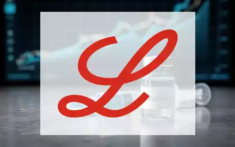 Eine medizinische Spritze und ein Fläschchen mit fiktivem Medikamentennamen, im Hintergrund eine Finanzgrafik mit Aufwärtstrend. - Foto: über boerse-global.de