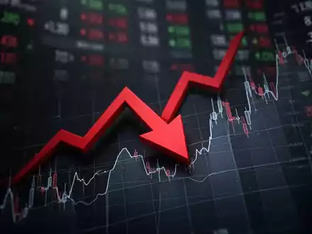 Ein roter Abwärtspfeil durchdringt ein dunkles Finanzdiagramm, um einen starken Kursrückgang zu symbolisieren. - Foto: über boerse-global.de