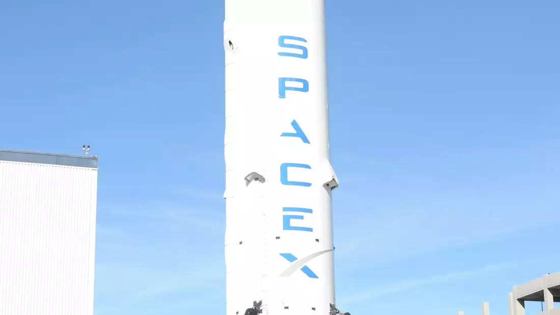 Mit der Rakete Falcon 9 machte sich SpaceX unverzichtbar für die US-Raumfahrt. (Archivbild) - Bild: Andrej Sokolow/dpa