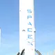 Mit der Rakete Falcon 9 machte sich SpaceX unverzichtbar für die US-Raumfahrt. (Archivbild) - Bild: Andrej Sokolow/dpa