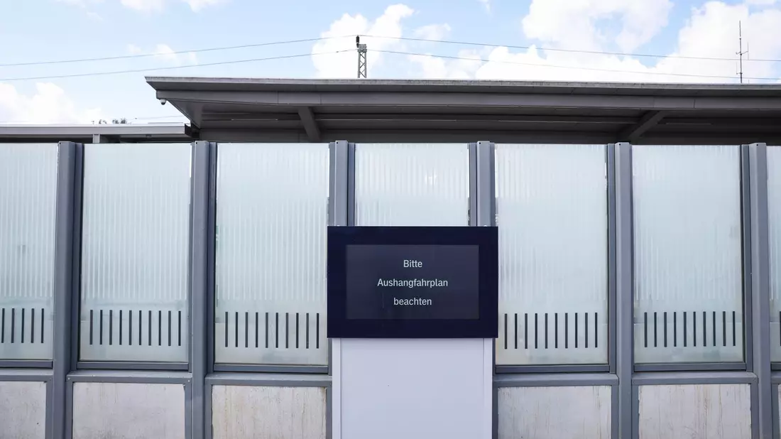 Im Bahnhof Büchen zeigt ein Display keine Verbindungen an. (Archivbild.)  - Bild: Christian Charisius/dpa