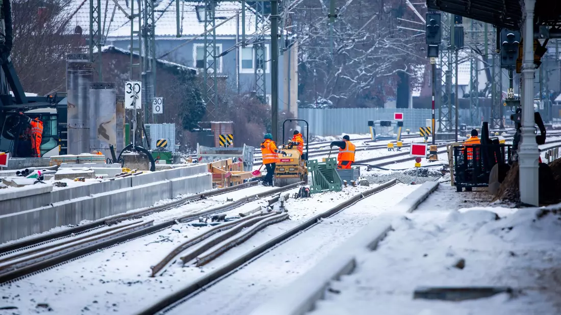 Frost bremste die Arbeiten an der Strecke aus. (Archivbild.) - Bild: Jens Büttner/dpa