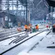 Frost bremste die Arbeiten an der Strecke aus. (Archivbild.) - Bild: Jens Büttner/dpa