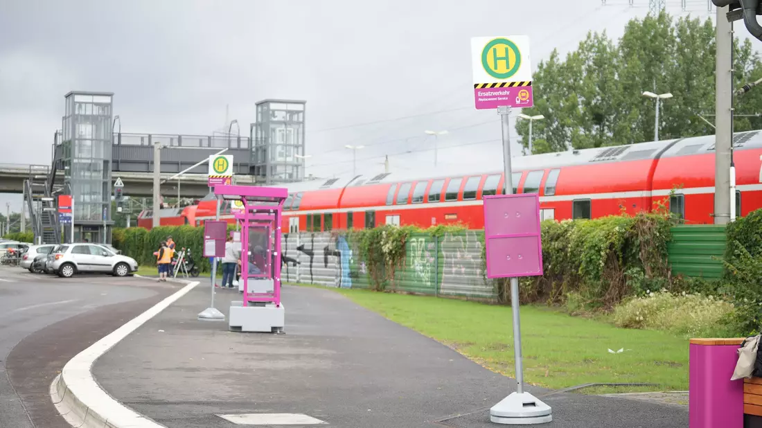 Fahrgäste im Regionalverkehr mussten während der Sanierung auf Busse umsteigen. (Archivbild.) - Bild: Manuel Genolet/dpa