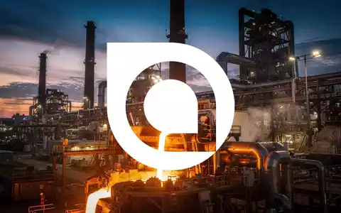 Ein modernes Stahlwerk in Louisiana bei Dämmerung, mit glühendem geschmolzenem Metall und komplexen Rohrleitungen. - Foto: über boerse-global.de