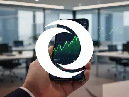 Nahaufnahme einer Hand, die ein Smartphone mit einer Börsen-App hält, im Hintergrund ein unscharfes Büro. - Foto: über boerse-global.de