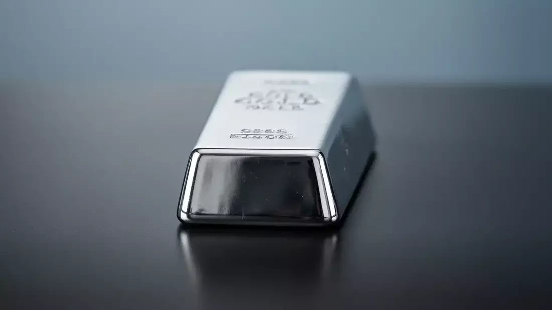 Plata se recupera más del 6% por tregua EU-Irán, pero inflación y tipos lastran su futuro