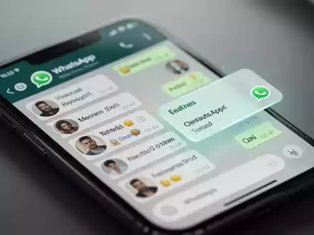 Close-up of a smartphone screen showing the WhatsApp chat interface with a new, redesigned message menu pop-up. - Foto: über boerse-global.de