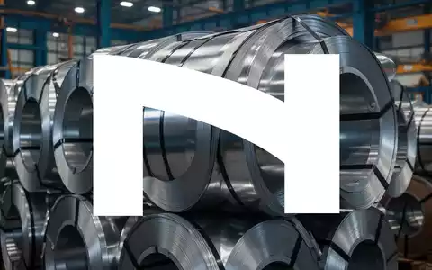 Ein Nahaufnahme-Bild von glänzenden Stahlrollen in einer modernen Industrieumgebung, die die Stahlindustrie und Dividenden darstellen. - Foto: über boerse-global.de