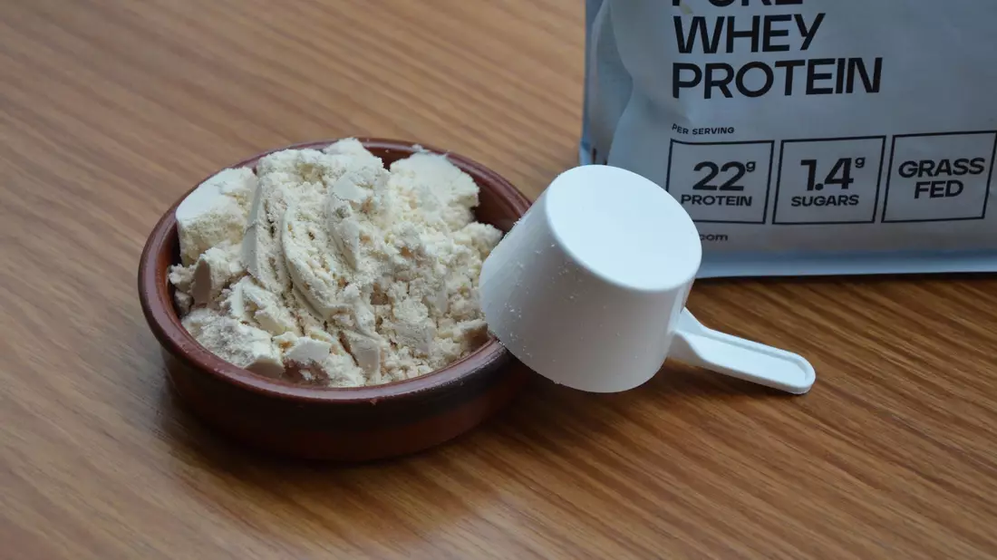 Mehr als vier Millionen Haushalte in Deutschland kaufen Proteinpulver. (Symbolbild) - Bild: Christian Rothenberg/dpa