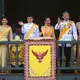 Prinzessin Bha (3. v.l.) soll zu den engsten Vertrauten des Monarchen gehört haben. (Archivbild) - Bild: Sakchai Lalit/AP/dpa