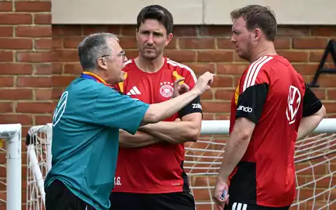 Andreas Rettig (l.) vertritt bei den Prämienverhandlungen die DFB-Seite.  - Foto: Federico Gambarini/dpa