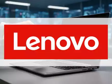 Eine Hand platziert ein Preisschild mit einem Pfeil nach oben neben einem modernen Laptop, der Lenovo repräsentiert. - Foto: über boerse-global.de