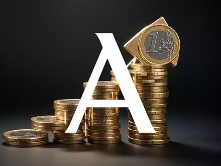 Ein stilisierter, nach oben zeigender Pfeil aus gestapelten Euro-Münzen, der Wachstum symbolisiert. - Foto: über boerse-global.de