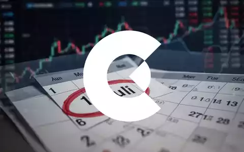 Schreibtisch mit Finanzdiagrammen und Analysen - Foto: über boerse-global.de