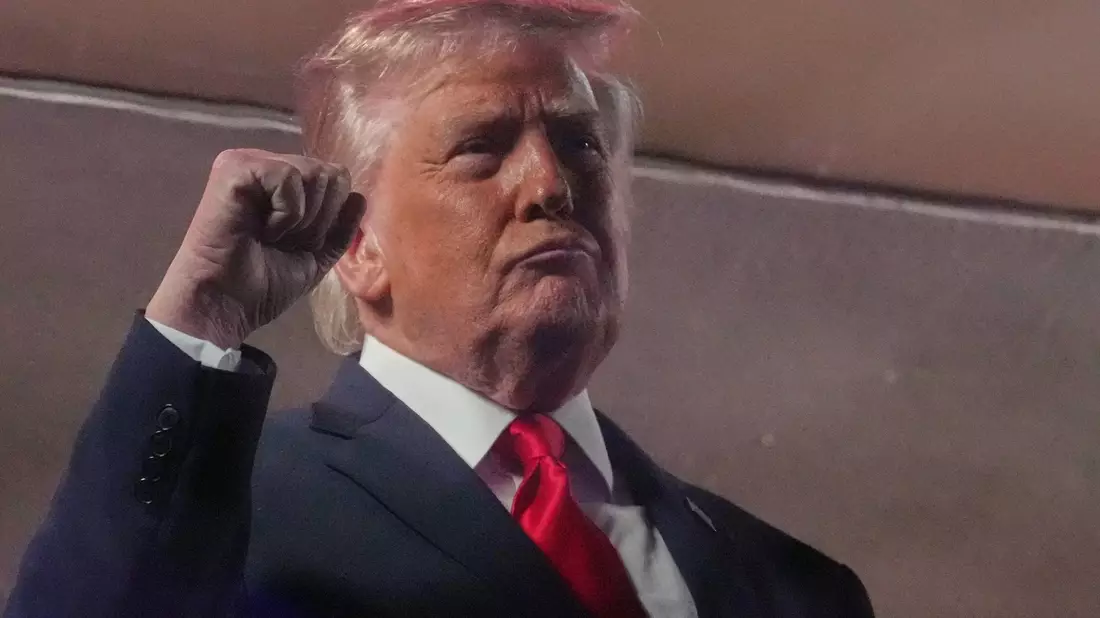 Trump demonstriert Macht. (Archivbild) - Bild: Mark Schiefelbein/AP/dpa