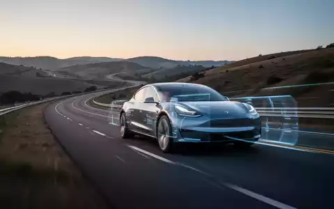 Ein modernes Elektrofahrzeug auf einer kurvenreichen Straße bei Dämmerung, das Geschwindigkeit und fortgeschrittene Technologie vermittelt. - Foto: über boerse-global.de