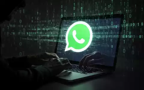 Shadowy hands typing on a laptop with a distorted WhatsApp logo on screen, binary code in background, symbolizing cyber espionage. - Foto: über boerse-global.de