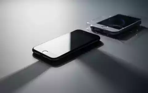 A new, brightly lit smartphone overshadows a blurred, older model, symbolizing Apple's shift from classic iPhones to AI-focused devices. - Foto: über boerse-global.de