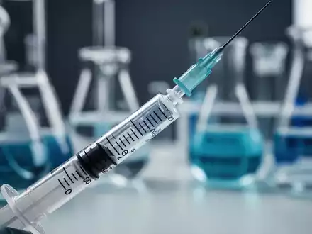 Nahaufnahme einer Spritze in einem Labor, die medizinische Forschung und Behandlung von Adipositas symbolisiert. - Foto: über boerse-global.de