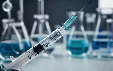 Nahaufnahme einer Spritze in einem Labor, die medizinische Forschung und Behandlung von Adipositas symbolisiert. - Foto: über boerse-global.de