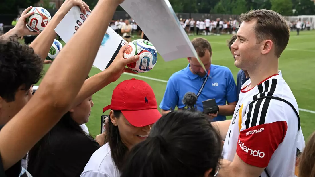 Bei den Fans ist Manuel Neuer sehr beliebt.  - Bild: Federico Gambarini/dpa